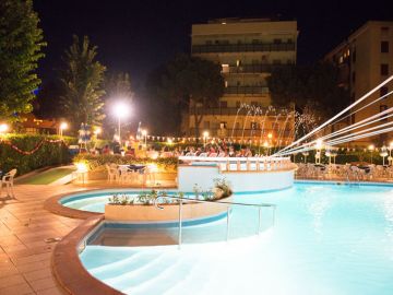 Hotel Cesenatico con piscina di notte