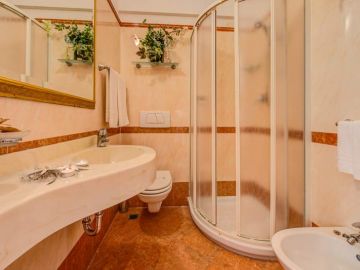 Hotel Smeraldo Cesenatico bagno camera grande