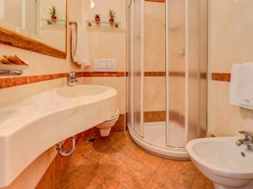 Hotel Smeraldo Cesenatico camera tripla bagno