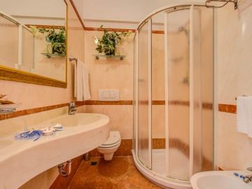 Hotel Smeraldo Cesenatico bagno in camera grande